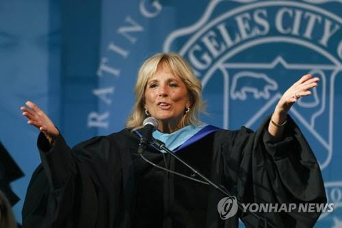 대학 졸업식에서 연설하는 질 바이든 여사[로스앤젤레스 AP=연합뉴스]